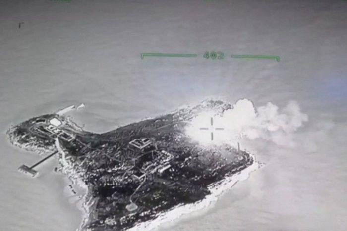 Một bức ảnh chụp bằng drone cho thấy một đám cháy trên Đảo Rắn ngày 8/5 (Ảnh: Reuters) Một bức ảnh chụp bằng drone cho thấy một đám cháy trên Đảo Rắn ngày 8/5 (Ảnh: Reuters)