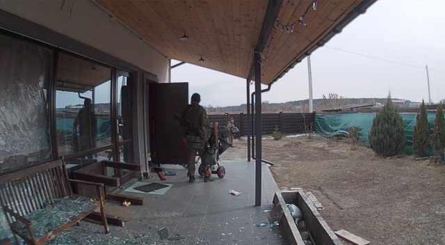 Hình ảnh binh sĩ Nga bước ra từ nhà của họ được camera ghi lại (Ảnh: Vadym Smirnov)