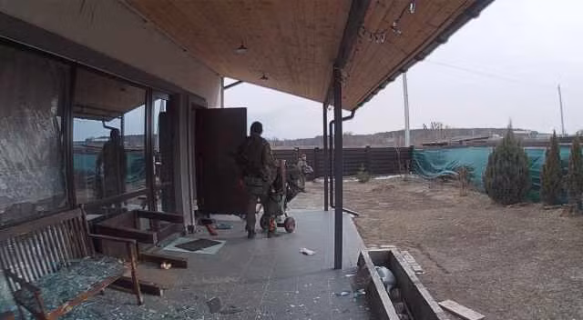 Hình ảnh binh sĩ Nga bước ra từ nhà của họ được camera ghi lại (Ảnh: Vadym Smirnov)