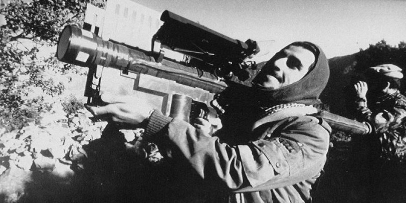 Một chiến binh thánh chiến ở Afghanistan cầm tên lửa Stinger do phương Tây cung cấp (Ảnh: MW) Một chiến binh thánh chiến ở Afghanistan cầm tên lửa Stinger do phương Tây cung cấp (Ảnh: MW)