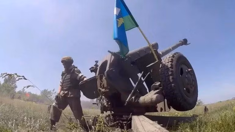 Nga dồn dập tấn công các mục tiêu của quân đội Ukraine bằng pháo và tên lửa (Ảnh minh họa: Zenger).