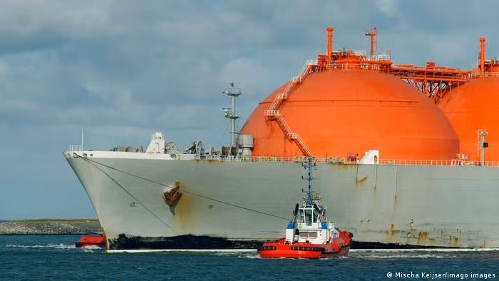 Một tàu chở khí hóa lỏng LNG tại cảng Rotterdam của Hà Lan (Ảnh: DW)