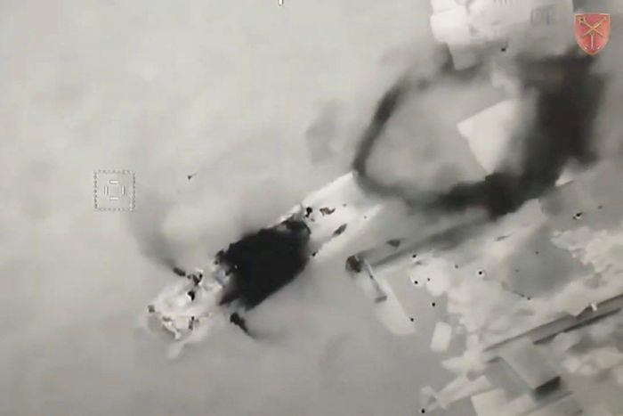 Một đoạn băng mà quân đội Ukraine công bố cho thấy một đòn tấn công nhằm vào tàu của Nga tại Đảo Rắn, ngày 7/5 (Ảnh: Reuters) Một đoạn băng mà quân đội Ukraine công bố cho thấy một đòn tấn công nhằm vào tàu của Nga tại Đảo Rắn, ngày 7/5 (Ảnh: Reuters)