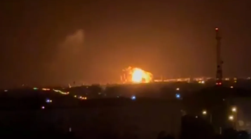 Hãng truyền thông nhà nước Nga TASS đưa tin một nhà máy lọc dầu ở vùng Krasnodar của Nga tạm ngừng hoạt động sau các cuộc tấn công bằng máy bay không người lái (Ảnh: Telegram)