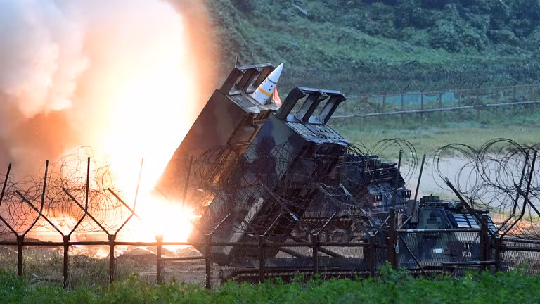 Hệ thống tên lửa ATACMS của Mỹ đang khai hoả (Ảnh: Getty)