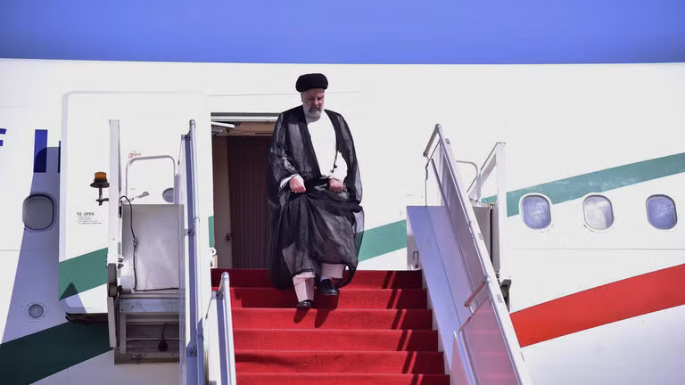 Tổng thống Iran Ebrahim Raisi đến Islamabad, Pakistan ngày 22/4/2024 (Ảnh: AP)