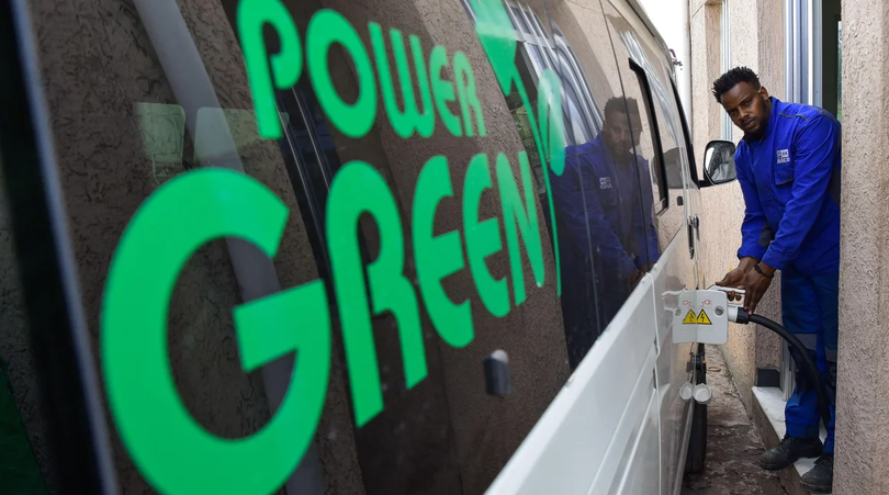 Một công nhân sạc xe buýt nhỏ chạy điện tại một nhà máy ở Addis Ababa, Ethiopia (Ảnh: CNN)