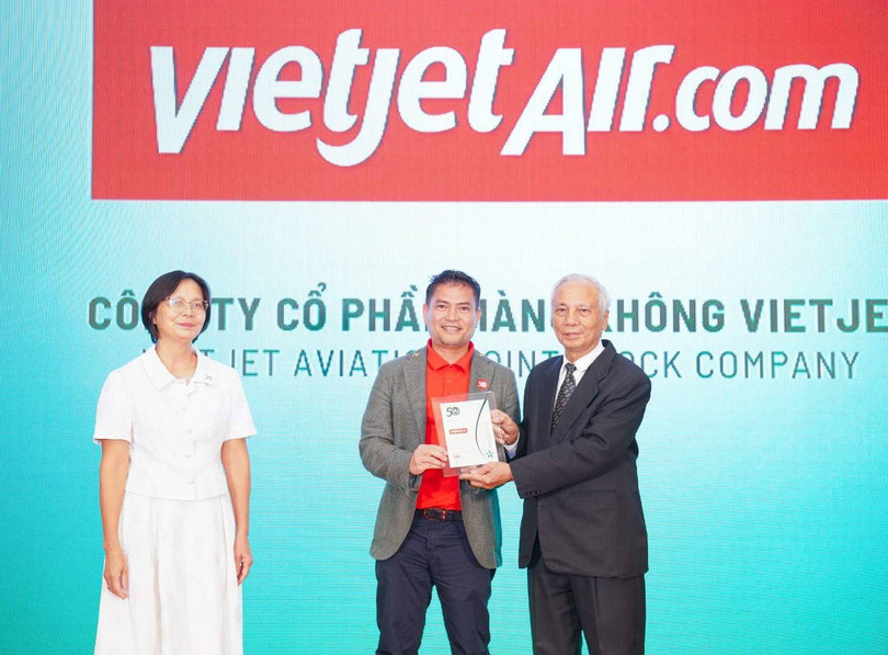 Ông Nguyễn An Di, Giám đốc Nhân sự Vietjet (giữa), nhận giải thưởng tôn vinh Top 50 doanh nghiệp phát triển bền vững từ ban tổ chức