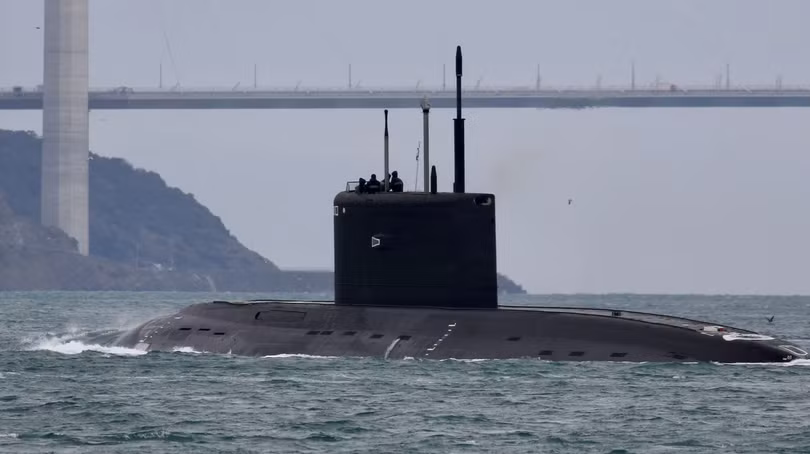 Tàu ngầm diesel-điện Rostov-on-Don của Hải quân Nga ra khơi ở Istanbul, Thổ Nhĩ Kỳ, vào ngày 13/2/2022 (Ảnh: Reuters)