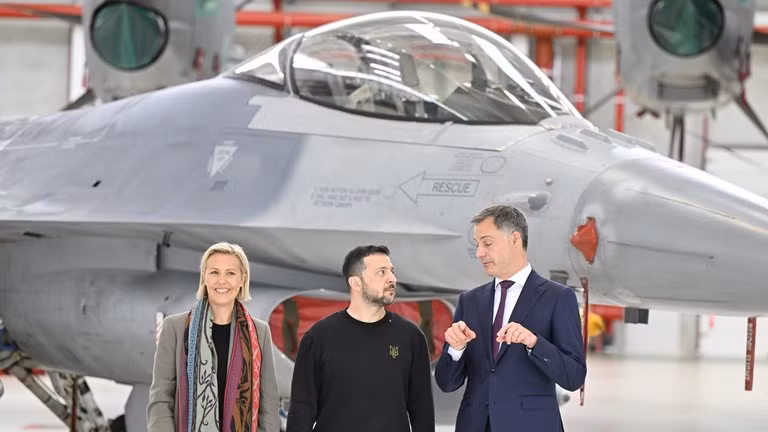 Bộ trưởng Quốc phòng Bỉ Ludivine Dedonder, Thủ tướng Bỉ Alexander De Croo và Tổng thống Ukraine Volodymyr Zelensky tại Căn cứ Không quân Melsbroek, Brussels, Bỉ ngày 28/5 (Ảnh: Getty)