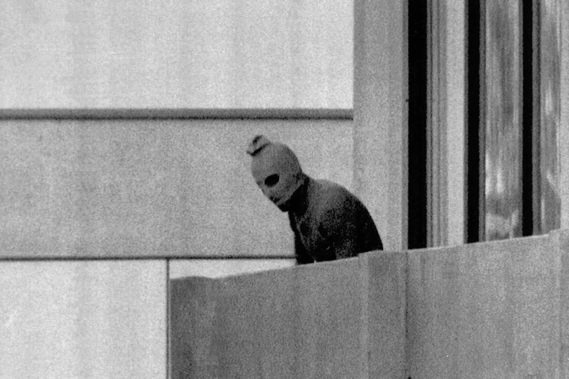 Một thành viên của nhóm khủng bố Palestine đã bắt giữ các thành viên của đội Olympic Israel tại Làng Olympic Munich vào năm 1972. Israel đã thực hiện một loạt vụ ám sát để đáp trả (Ảnh: AP)