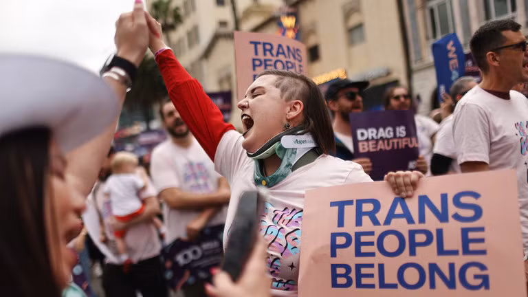 Những người tham gia tuần hành trong Cuộc diễu hành LA Pride ở Hollywood, ngày 11/6/2023 tại Los Angeles, California, Mỹ (Ảnh: Getty)