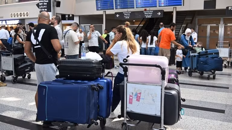Hành khách chờ đợi tại sân bay quốc tế Beirut Rafic Hariri ngày 25/8 (Ảnh: Getty)
