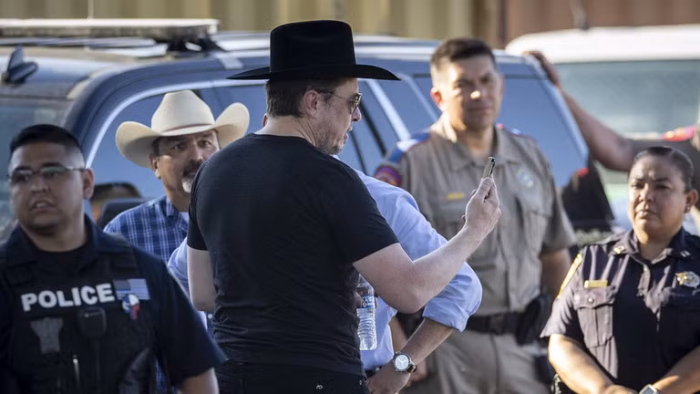 Tỷ phú Elon Musk phát trực tiếp chuyến thăm biên giới Texas-Mexico, Eagle Pass, Texas ngày 28/9 (Ảnh: Getty)