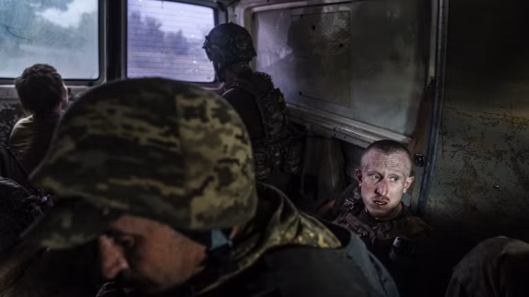 Binh sĩ Ukraine trở về nghỉ ngơi sau vị trí chiến đấu ở vùng Donetsk, Nga, ngày 29/7 (Ảnh: Getty)