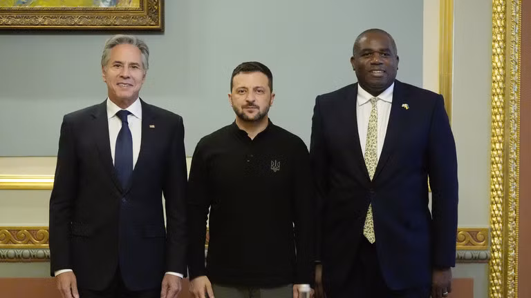 Ngoại trưởng Mỹ Antony Blinken và Ngoại trưởng Anh David Lammy gặp Tổng thống Ukraine Volodymyr Zelensky tại Kiev, ngày 11/9 (Ảnh: RT)