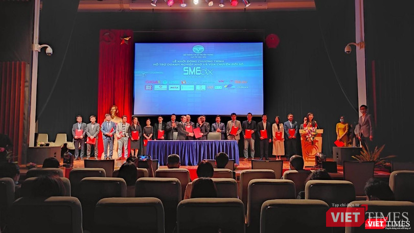 Toàn cảnh lễ khai mạc chương trình.