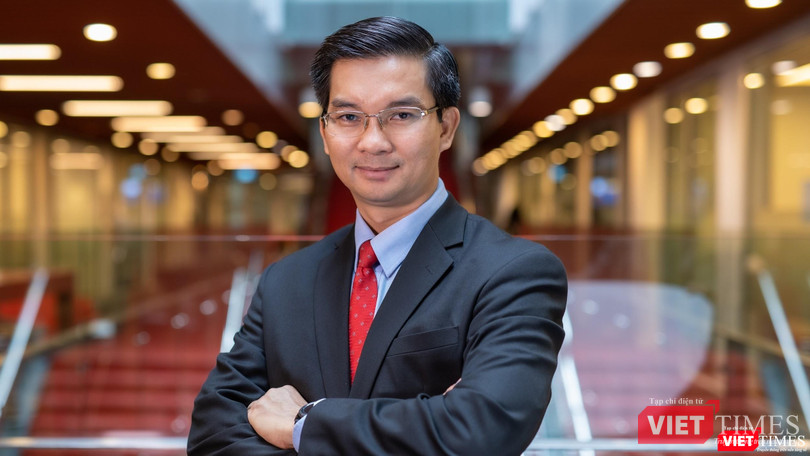 TS. Nguyễn Quang Trung - Chủ nhiệm nhóm bộ môn Quản trị, Khoa Kinh doanh và Quản trị, Chủ nhiệm nghiên cứu về quản trị chuyển đổi thông minh, Đại học RMIT. TS. Nguyễn Quang Trung - Chủ nhiệm nhóm bộ môn Quản trị, Khoa Kinh doanh và Quản trị, Chủ nhiệm nghiên cứu về quản trị chuyển đổi thông minh, Đại học RMIT.