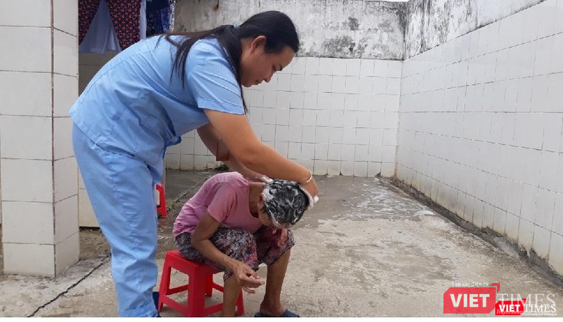 Chị Phương tận tình chăm sóc bệnh nhân.