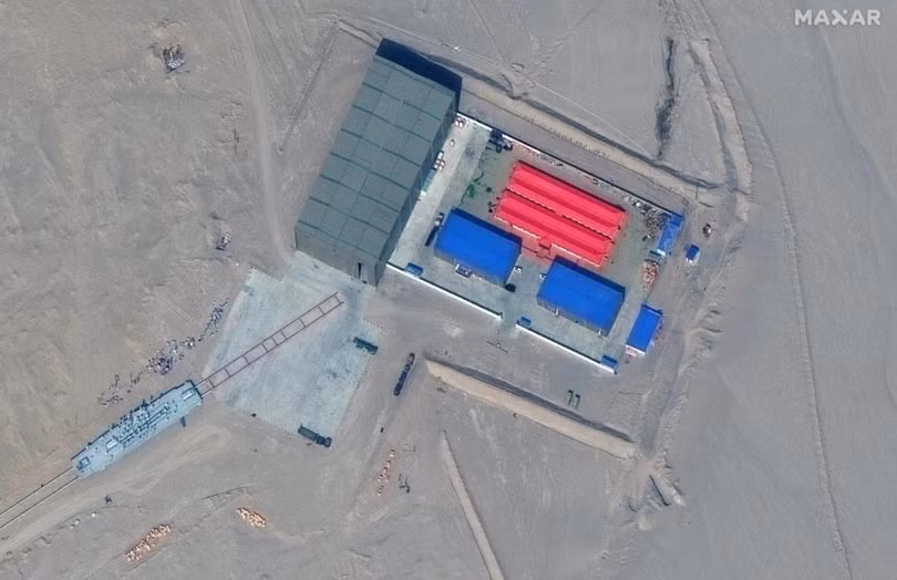 Mục tiêu dài 75 m được đặt trên đường ray (Ảnh: Maxar)