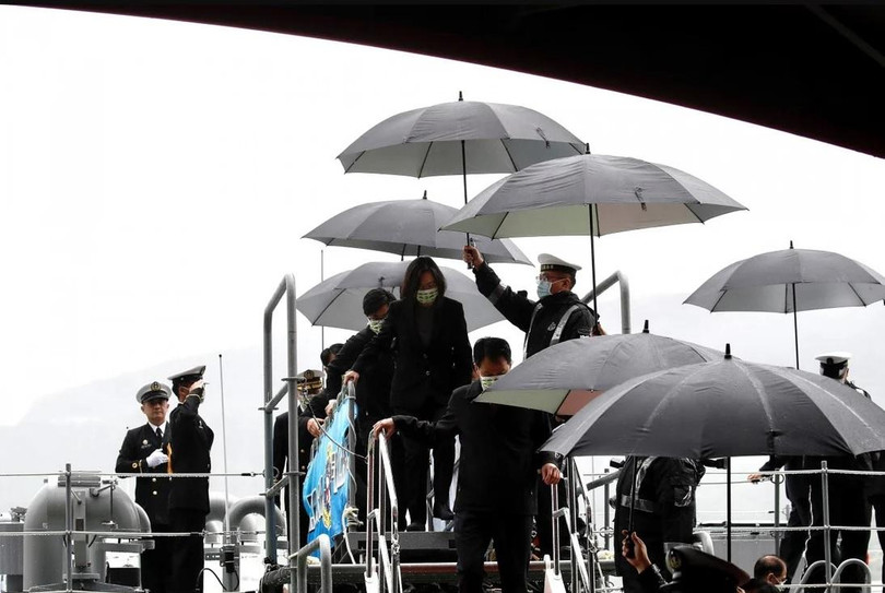 Bà Thái Anh Văn tới kiểm tra mẫu tàu mới sau lễ đặt tên cho tàu Ta Jiang (Ảnh: EPA) Bà Thái Anh Văn tới kiểm tra mẫu tàu mới sau lễ đặt tên cho tàu Ta Jiang (Ảnh: EPA)