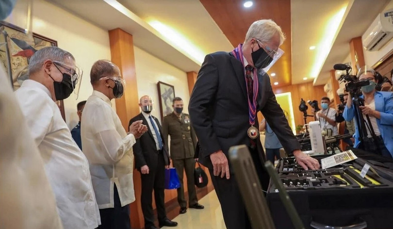 Ông Miller kiểm tra các thiết bị quân sự mà Mỹ tặng cho Philippines trong hôm 8/12 (Ảnh: SCMP) Ông Miller kiểm tra các thiết bị quân sự mà Mỹ tặng cho Philippines trong hôm 8/12 (Ảnh: SCMP)