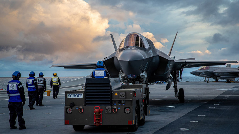 Máy bay tàng hình F-35B trên tàu sân bay HMS Queen Elizabeth của Hải quân Hoàng gia Anh (Ảnh: Nikkei)