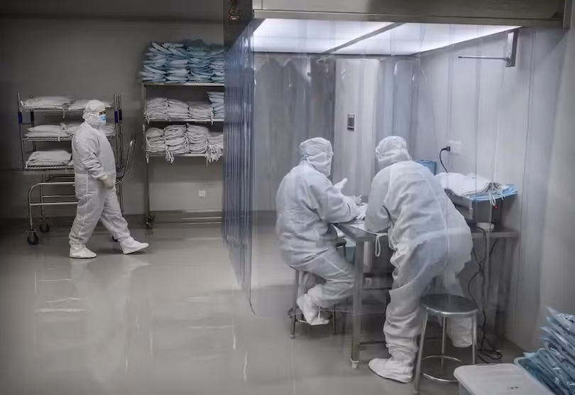 Nhân viên điều chế vaccine COVID-19 trong một cơ sở sản xuất của Sinovac (Ảnh: Getty)