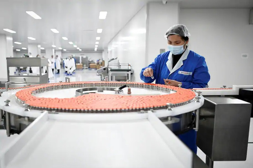 Nhân viên điều chết vaccine COVID-19 tại một cơ sở sản xuất của Sinovac ở Bắc Kinh (Ảnh: AFP) Nhân viên điều chết vaccine COVID-19 tại một cơ sở sản xuất của Sinovac ở Bắc Kinh (Ảnh: AFP)