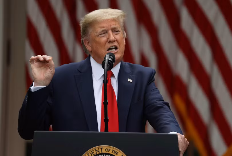 Tổng thống Trump tiếp tục đổi lỗi cho Trung Quốc gây ra đại dịch toàn cầu, khiến giới truyền thông ở Bắc Kinh tức giận (Ảnh: Japan Times)