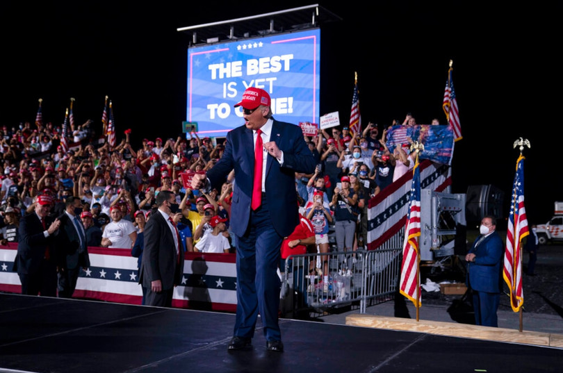 Ông Trump thực hiện điệu nhảy tại sân bay Miami-Opa-Iocka ngày 2/11 (Ảnh: AP)