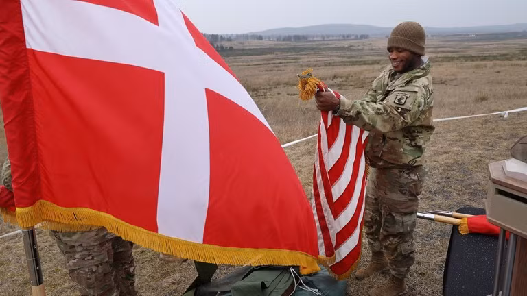 Một người lính với lá cờ Mỹ bên cạnh cờ Đan Mạch trong một cuộc tập trận quân sự chung. Ảnh: Getty.