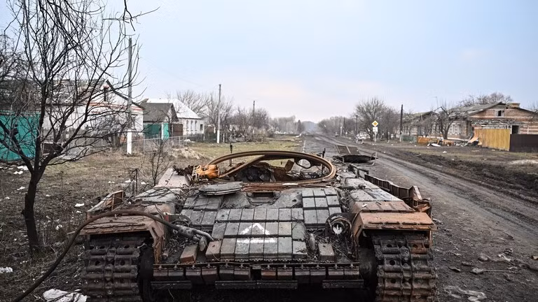 Một chiếc xe tăng T-64 của Ukraine bị hư hại ở làng Cherkasskoye Porechnoye, Kursk, nơi đã được lực lượng Nga giải phóng, thuộc Kursk. Ảnh: Sputnik.