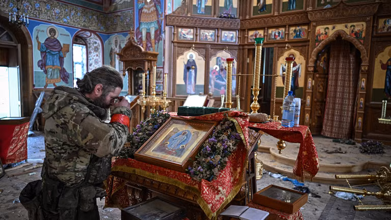 Một quân nhân Nga trong một nhà thờ bị hư hại ở Goncharovka, tỉnh Kursk, Nga ngày 19/3. Ảnh: RIA.