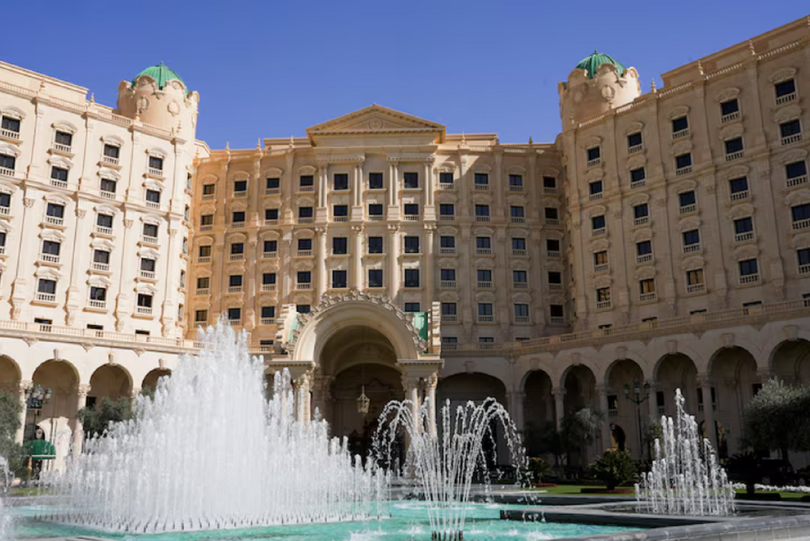 Toàn cảnh khách sạn Ritz-Carlton, nơi diễn ra các cuộc đàm phán giữa Nga và Mỹ nhằm chấm dứt xung đột giữa Nga và Ukraine, tại Riyadh, Arab Saudi ngày 24/3. Ảnh: Reuters.