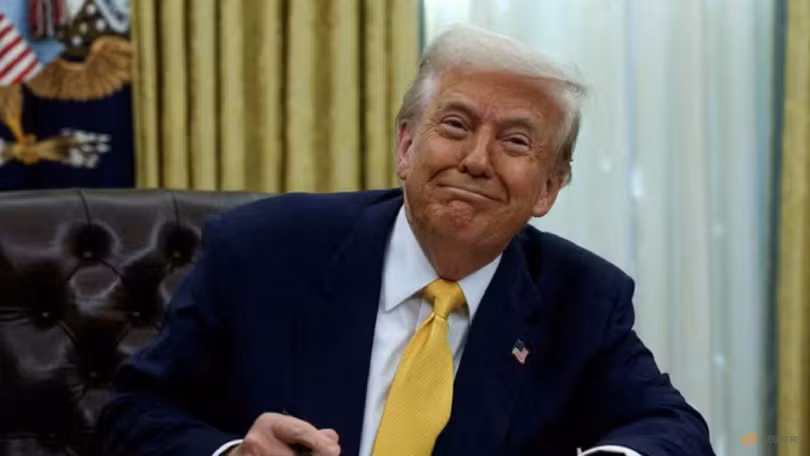 Tổng thống Mỹ Donald Trump ký lệnh hành pháp tại Phòng Bầu dục của Nhà Trắng ở Washington, DC, ngày 7/3. Ảnh: Reuters.