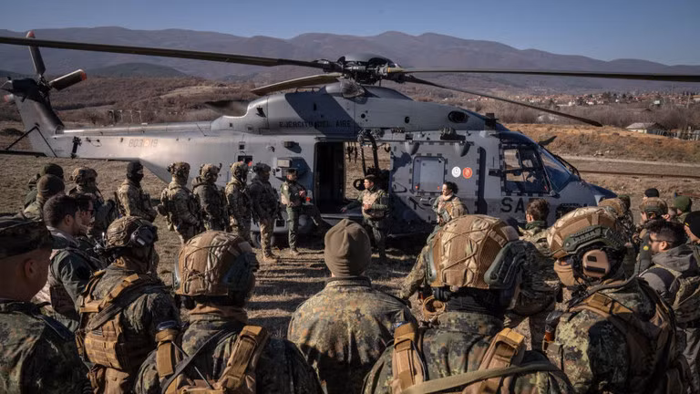 Quân nhân từ Anh và 8 quốc gia khác tham gia cuộc tập trận hải quân NATO Steadfast Dart - 2025 tại Bulgaria, ngày 19/2. Ảnh: Getty.