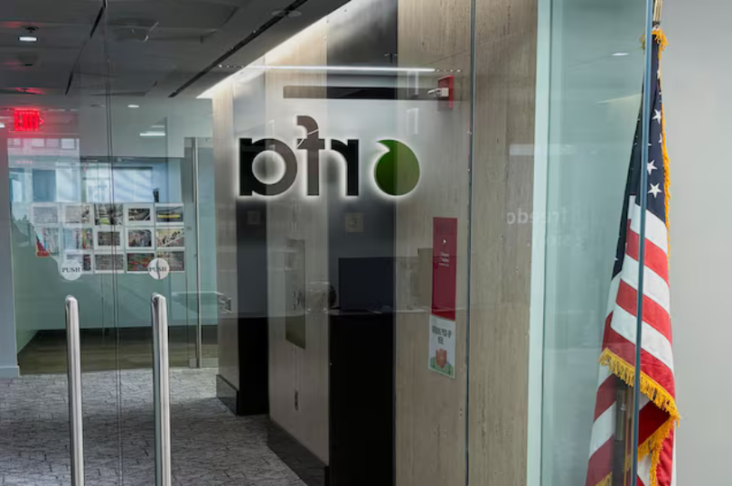 Một góc nhìn cho thấy cánh cửa dẫn đến văn phòng của Đài phát thanh Châu Á Tự do (RFA). Ảnh: Reuters.