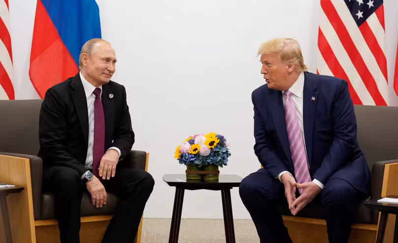 Tổng thống Nga Vladimir Putin và Tổng thống Mỹ Donald Trump trò chuyện trong cuộc gặp song phương tại hội nghị thượng đỉnh các nhà lãnh đạo G20 ở Osaka, Nhật Bản, ngày 28/6/2019. Ảnh: Reuters.