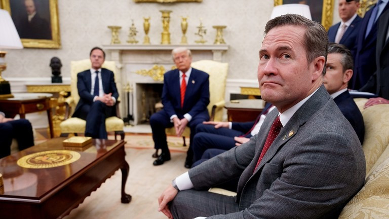 Cố vấn An ninh Quốc gia Mỹ Michael Waltz (phải) trong cuộc họp với Tổng thống Donald Trump và các quan chức khác tại Phòng Bầu dục. Ảnh: Getty.