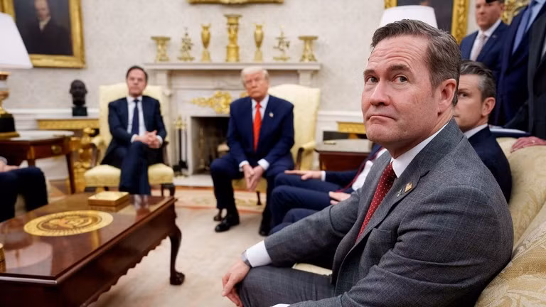 Cố vấn An ninh Quốc gia Mỹ Michael Waltz (phải) trong cuộc họp với Tổng thống Donald Trump và các quan chức khác tại Phòng Bầu dục. Ảnh: Getty.