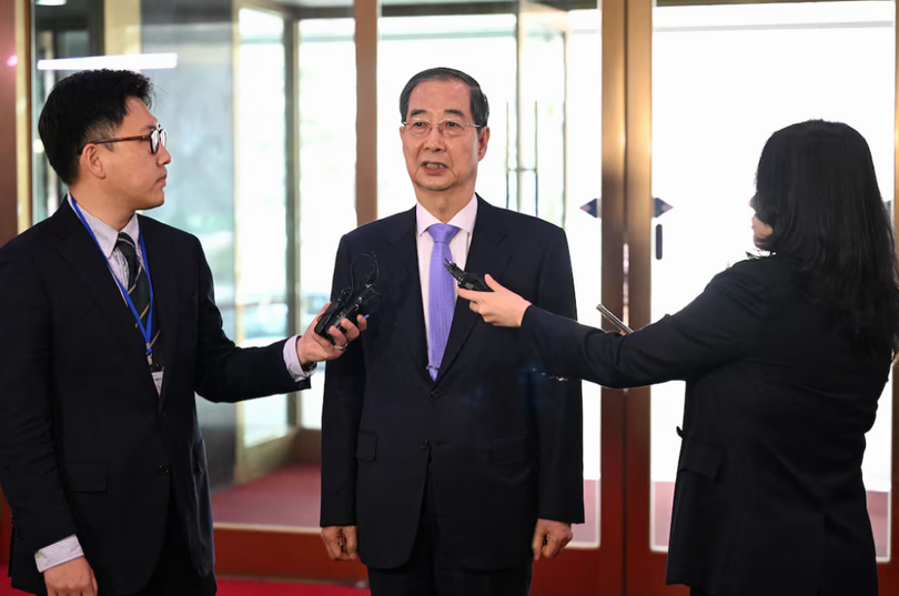 Thủ tướng Hàn Quốc Han Duck-soo phát biểu với giới truyền thông khi ông đến Khu phức hợp Chính phủ ở Seoul vào ngày 24/3. Ảnh: Reuters.