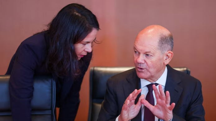 Thủ tướng Đức Olaf Scholz có pha xử lý ngại ngùng với Ngoại trưởng Annalena Baerbock. Ảnh: Getty.