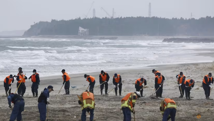 Cảnh sát tìm kiếm manh mối về những người mất tích trong thảm họa động đất và sóng thần năm 2011 gần nhà máy điện hạt nhân Fukushima Daiichi vào ngày kỷ niệm 14 năm thảm họa, tại thị trấn Namie, tỉnh Fukushima, Nhật Bản hôm 11/3. Ảnh: Reuters.