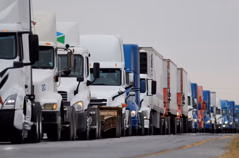 Xe tải xếp hàng dài chờ vào Mỹ gần trạm kiểm soát hải quan ở Nuevo Laredo, Mexico, ngày 26/11/2024. Ảnh: Reuters.