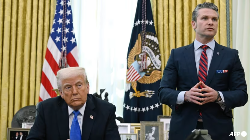 Tổng thống Mỹ Donald Trump lắng nghe Bộ trưởng Quốc phòng Pete Hegseth phát biểu trong một sự kiện tại Phòng Bầu dục hôm 21/3. Ảnh: AFP.