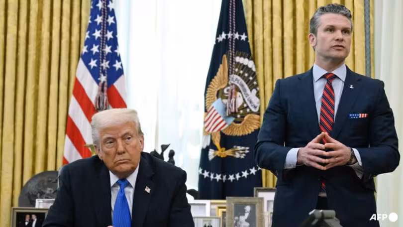 Tổng thống Mỹ Donald Trump lắng nghe Bộ trưởng Quốc phòng Pete Hegseth phát biểu trong một sự kiện tại Phòng Bầu dục hôm 21/3. Ảnh: AFP.