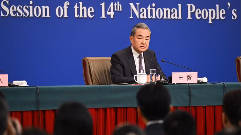 Ngoại trưởng Trung Quốc Vương Nghị phát biểu tại một cuộc họp báo trong kỳ họp Đại hội Đại biểu Nhân dân Toàn quốc đang diễn ra tại Bắc Kinh vào ngày 7/3. Ảnh: AFP.
