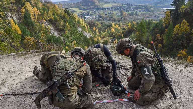 Binh lính NATO tham gia tập trận trong cuộc tập trận quân sự Recon Clash-22 vào ngày 15/10/2022 tại Solina, Ba Lan. Ảnh: Getty.