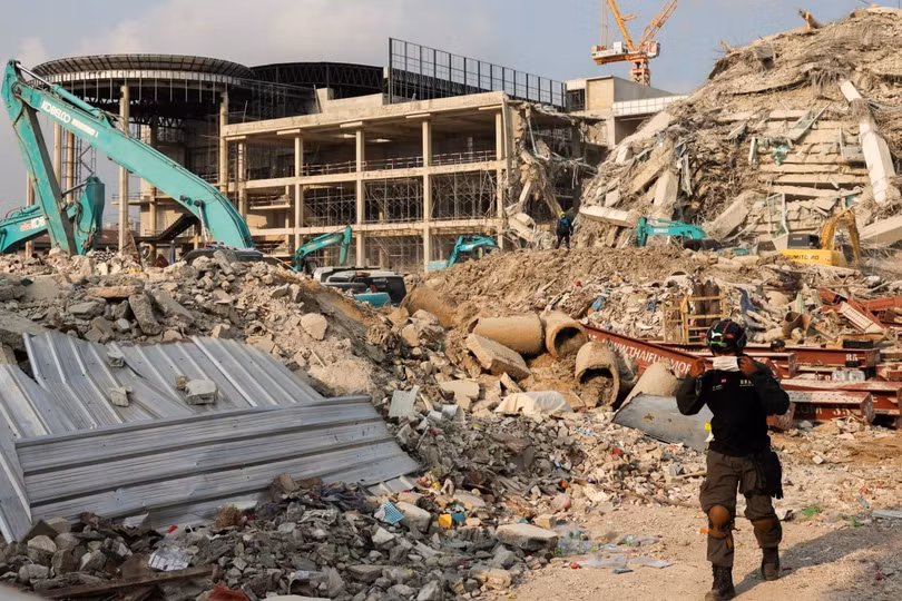 Các nhân viên cứu hộ tại hiện trường một tòa nhà bị sập ở Bangkok, Thái Lan trong hôm 29/3, sau trận động đất mạnh trong hôm trước đó. Ảnh: Reuters.